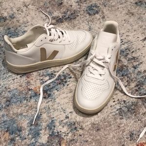 nwot veja white sneakers w/ silver & rosegold